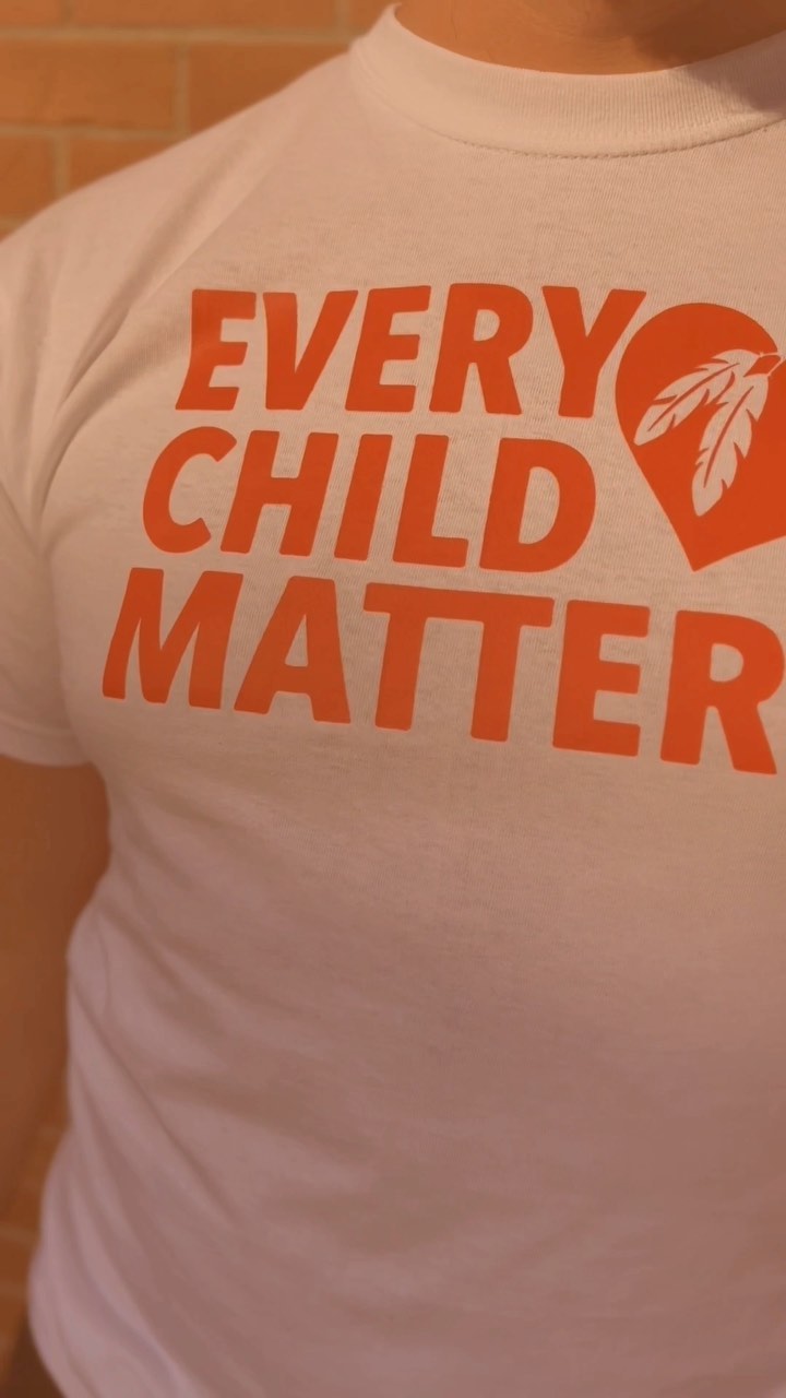 🧡 How the most popular print of September was made.

Every child matters. Let’s not forget!

#everychildmatters #print #printing #dtf #screenprint #screenprinttransfers #plastisoltransfers #tonatelier